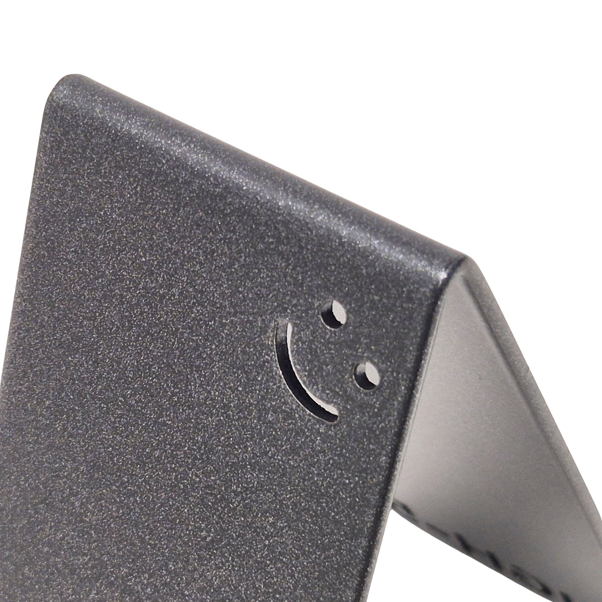 Anthrazit Metall-Handyhalter von Highfive Engineering auf einem Schreibtisch, für ein Smartphone in aufrechter Position Smiley