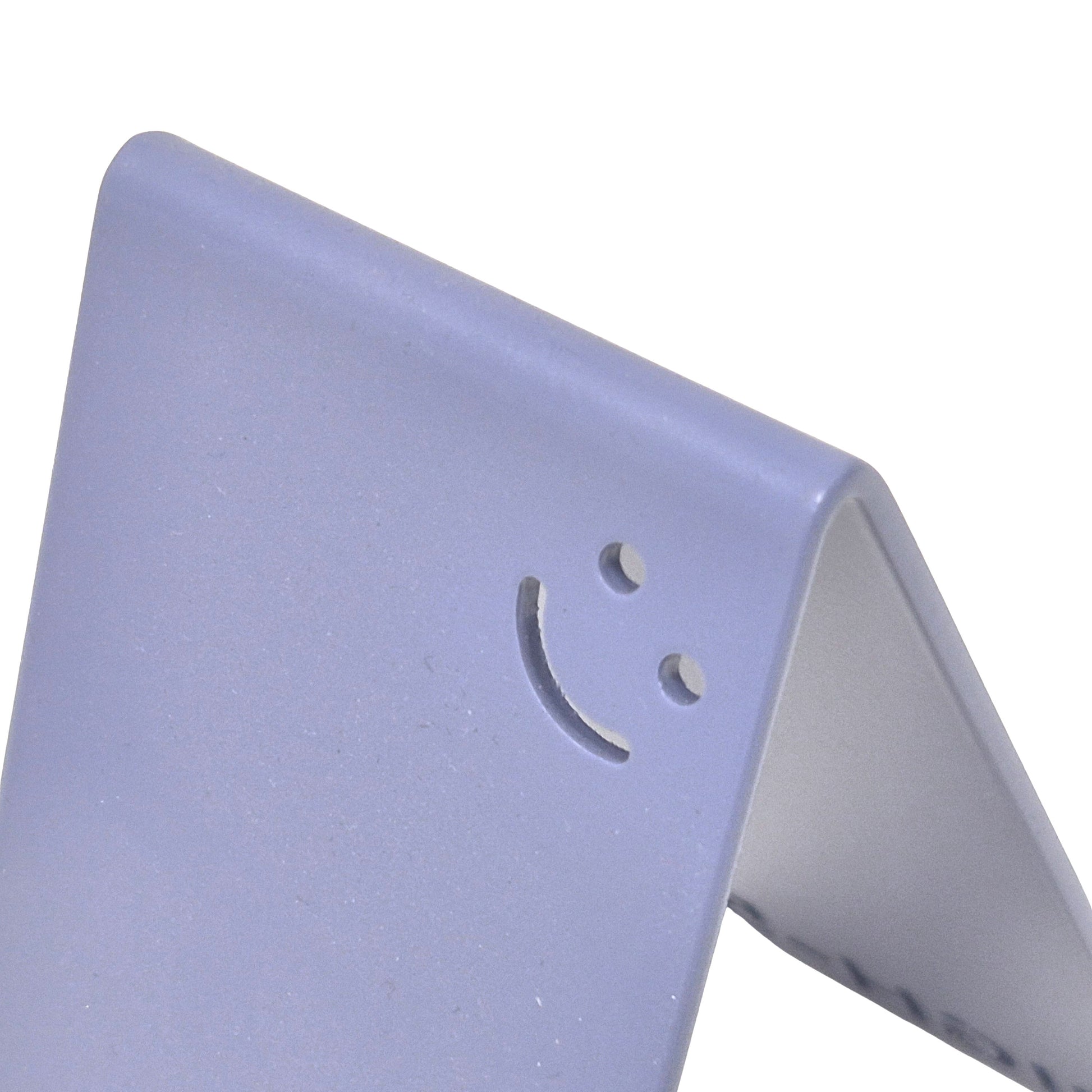 Blau Metall-Handyhalter von Highfive Engineering auf einem Schreibtisch, für ein Smartphone in aufrechter Position Smiley