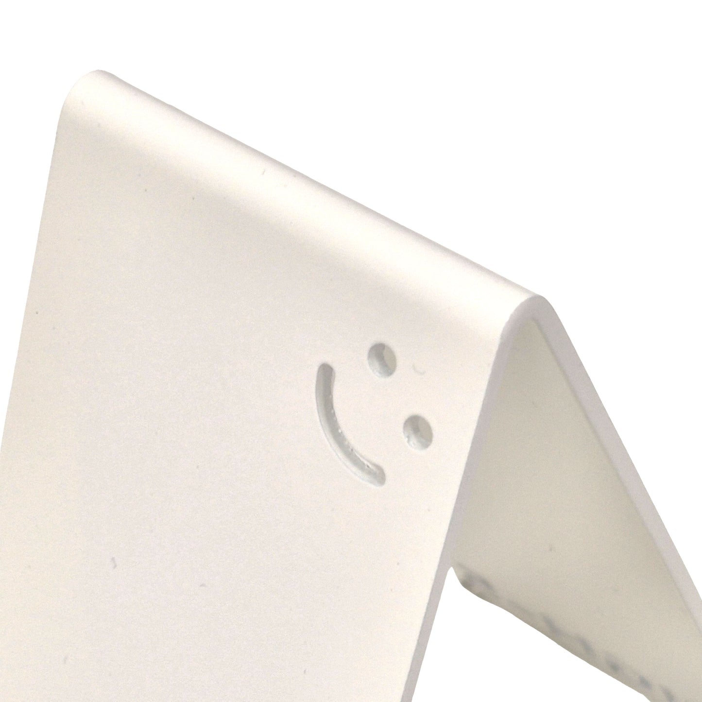 Weiß Metall-Handyhalter von Highfive Engineering auf einem Schreibtisch, für ein Smartphone in aufrechter Position Smiley