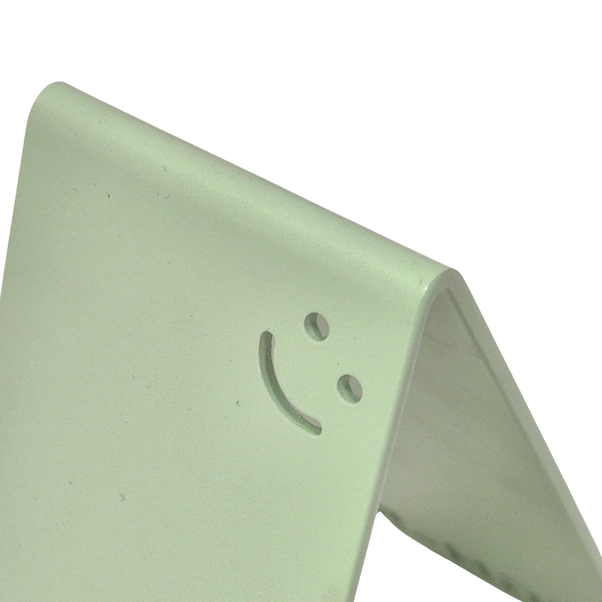 grün Metall-Handyhalter von Highfive Engineering auf einem Schreibtisch, für ein Smartphone in aufrechter Position Smiley